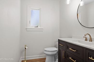 Welcome to this beautifully renovated 5-bedroom, 3.5-bath home - photo 26