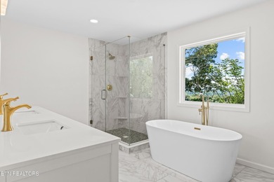 Welcome to this beautifully renovated 5-bedroom, 3.5-bath home - photo 30