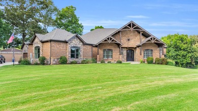 Stunning, Custom built, sprawling one-Level FULL brick & stone - photo 1