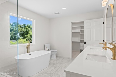 Welcome to this beautifully renovated 5-bedroom, 3.5-bath home - photo 31