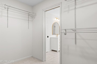Welcome to this beautifully renovated 5-bedroom, 3.5-bath home - photo 34