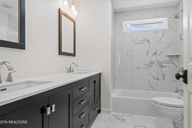 Welcome to this beautifully renovated 5-bedroom, 3.5-bath home - photo 36