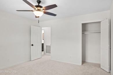 Welcome to this beautifully renovated 5-bedroom, 3.5-bath home - photo 38