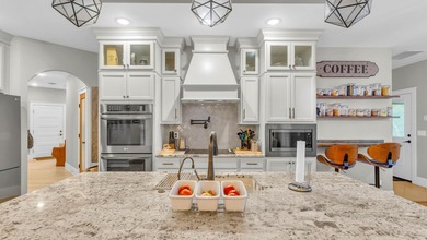 Stunning, Custom built, sprawling one-Level FULL brick & stone - photo 9