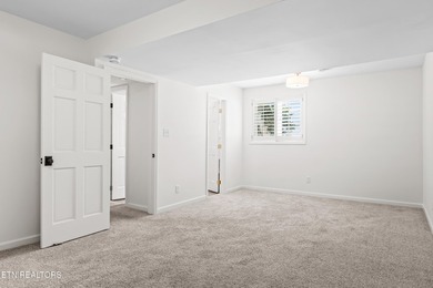 Welcome to this beautifully renovated 5-bedroom, 3.5-bath home - photo 46