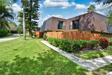 Lake Townhome/Townhouse For Sale in Stuart, Florida