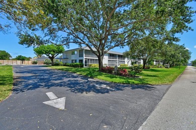 Welcome to Tequesta Garden ,this quaint community is - photo 3