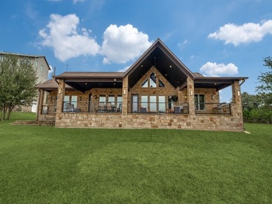See to believe! Enjoy this gently sloping lawn onto a rare sandy - photo 2