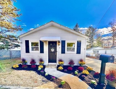 Devoe Lake Home For Sale in Spotswood New Jersey