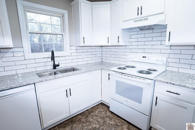 NEW ROOF! GRANITE COUNTERTOPS! This 3 bedroom, 2 bath home has - photo 3
