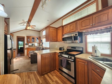 Spacious, bright one-level park model RV with soaring ceilings - photo 31