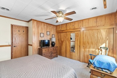 Charming 4+ bedroom lakefront home on Lake Delton offers 115' of - photo 31