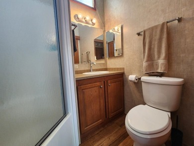 Spacious, bright one-level park model RV with soaring ceilings - photo 36