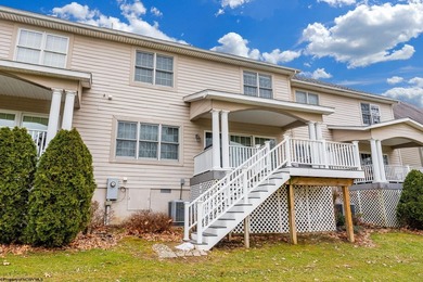 Welcome to easy, low maintenance living on the golf course. This - photo 29