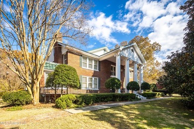 A timeless Georgian-style estate built in 1947 and lovingly - photo 2