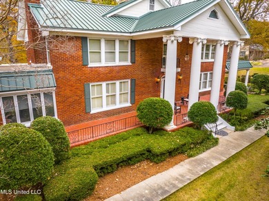A timeless Georgian-style estate built in 1947 and lovingly - photo 3