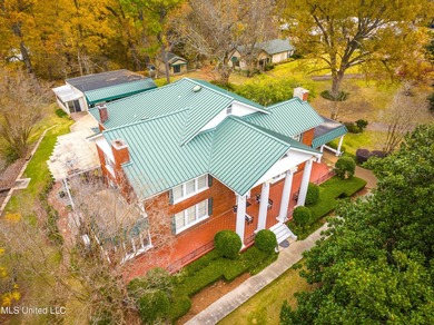 A timeless Georgian-style estate built in 1947 and lovingly - photo 4