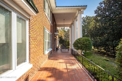 A timeless Georgian-style estate built in 1947 and lovingly - photo 6