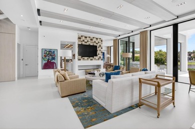 Striking contemporary waterfront estate, perfectly positioned to - photo 6