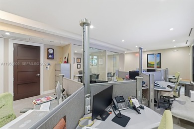 Exceptional free-standing commercial building. Fully renovated - photo 12