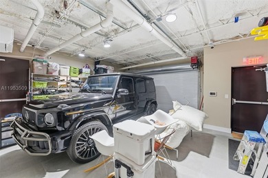 Exceptional free-standing commercial building. Fully renovated - photo 31