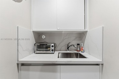 Exceptional free-standing commercial building. Fully renovated - photo 36