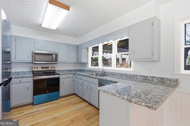 This adorable 4-bedroom, 4.5-bathroom mountain cabin is located - photo 19