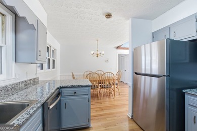 This adorable 4-bedroom, 4.5-bathroom mountain cabin is located - photo 21
