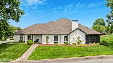 Welcome to this beautifully updated single-story villa in the - photo 1