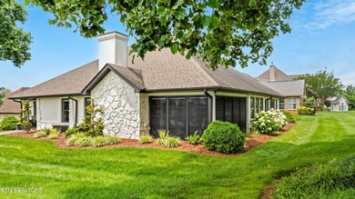 Welcome to this beautifully updated single-story villa in the - photo 2