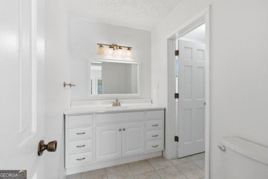 This adorable 4-bedroom, 4.5-bathroom mountain cabin is located - photo 24