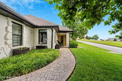 Welcome to this beautifully updated single-story villa in the - photo 8