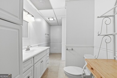 This adorable 4-bedroom, 4.5-bathroom mountain cabin is located - photo 41