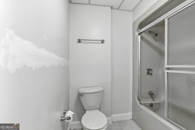 This adorable 4-bedroom, 4.5-bathroom mountain cabin is located - photo 48