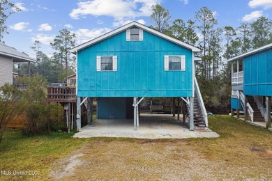 This beautiful cottage offers versatile living with a covered - photo 2