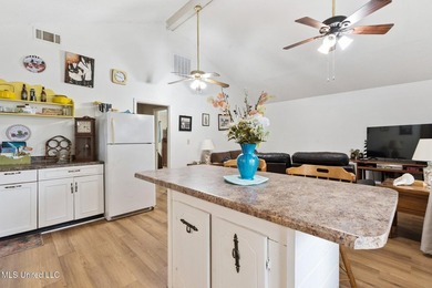 This beautiful cottage offers versatile living with a covered - photo 4