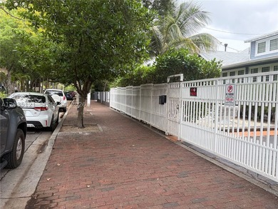 PRIME MULTI-FAMILY INVESTMENT OPPORTUNITY / T4-R ZONED. Rare - photo 1