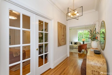 Stunning & sophisticated, this rear-facing flat in a classic - photo 3