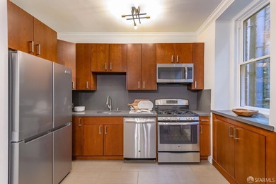 Stunning & sophisticated, this rear-facing flat in a classic - photo 9