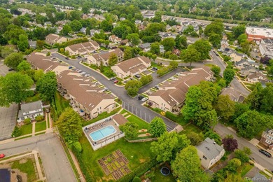 Pristinely maintained 2-bedroom, 1.5-bath duplex co-op in - photo 19