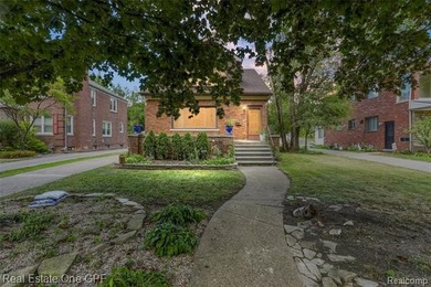 Lake Saint Clair Home Active Under Contract in Grosse Pointe Michigan