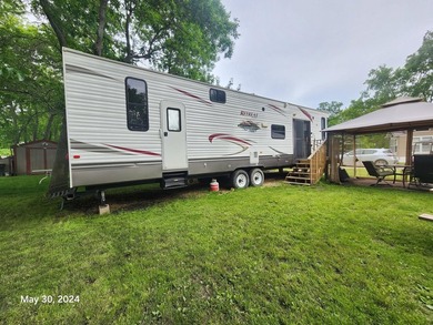 Spacious 2011 Keystone Retreat with Front Den and King-sized bed - photo 14