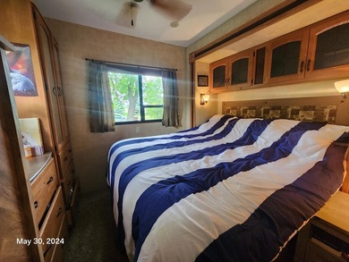 Spacious 2011 Keystone Retreat with Front Den and King-sized bed - photo 17