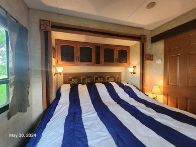 Spacious 2011 Keystone Retreat with Front Den and King-sized bed - photo 18
