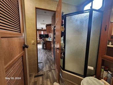 Spacious 2011 Keystone Retreat with Front Den and King-sized bed - photo 19