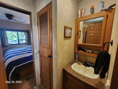 Spacious 2011 Keystone Retreat with Front Den and King-sized bed - photo 20