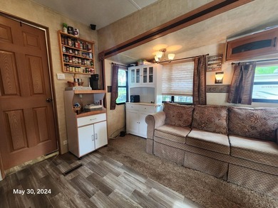 Spacious 2011 Keystone Retreat with Front Den and King-sized bed - photo 21