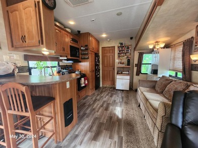 Spacious 2011 Keystone Retreat with Front Den and King-sized bed - photo 23