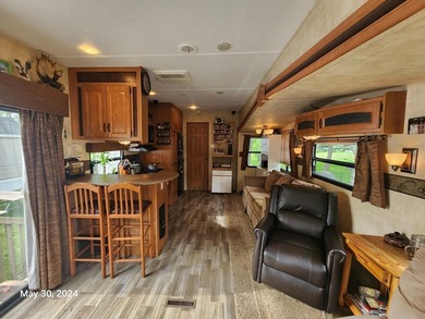 Spacious 2011 Keystone Retreat with Front Den and King-sized bed - photo 27