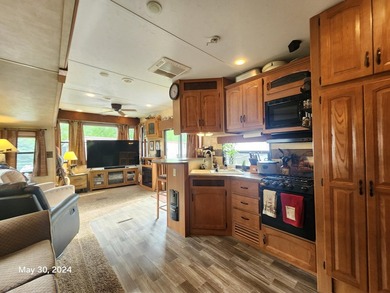 Spacious 2011 Keystone Retreat with Front Den and King-sized bed - photo 39
